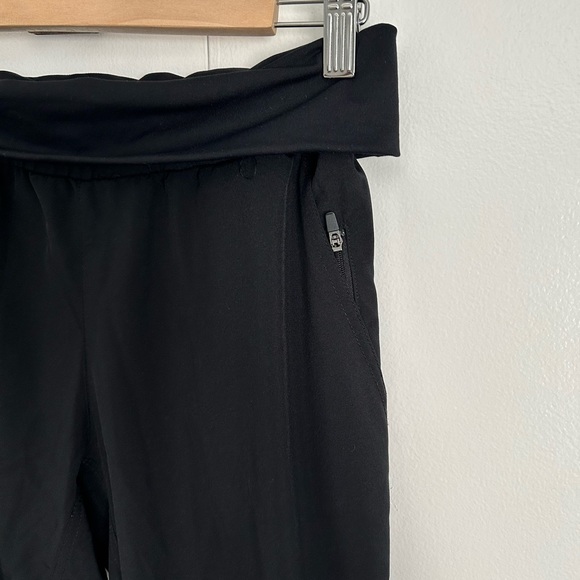 Fabletics rollover waist capri athletic pants with hidden zipper pocket - Picture 3 of 3